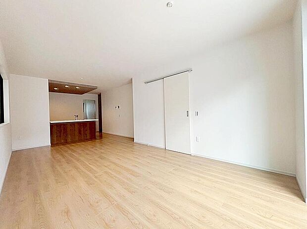 2号棟
広々とした18.9帖の明るいリビング♪
対面式キッチンは、家事をしながら家族の様子が一目でわかる安心&便利設備♪