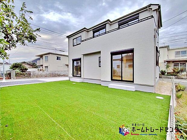 日当たり良好なお庭は、ガーデニングや家庭菜園、バーベキューにお子様の遊び場など、使い方は様々♪
四季折々、プライベートな外の空間でリフレッシュできますね♪