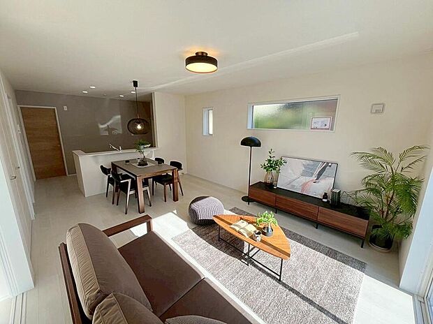 2号棟
明るい雰囲気が心地いい16帖のリビング♪
採光良好です!
家族団らんの時間も増えそうなくつろぎの場所になりそう♪