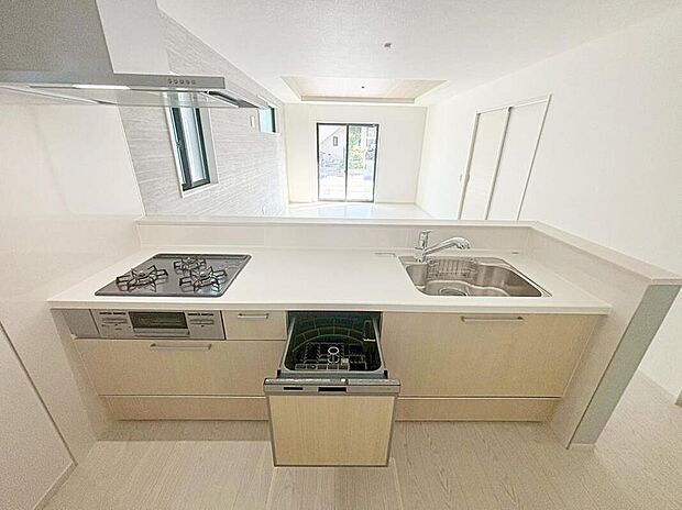 ３号棟
収納力豊富なシステムキッチン。
毎日の洗い物がラクになる便利な食洗機付きです♪
時間を短縮して、家事の時間も確保できます。