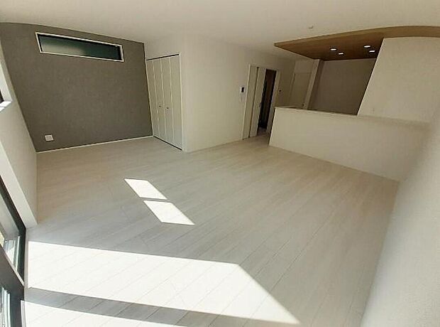 ２号棟
明るい雰囲気が心地いい１６帖のリビング♪
採光良好です！　　　
家族団らんの時間も増えそうなくつろぎの場所になりそう♪