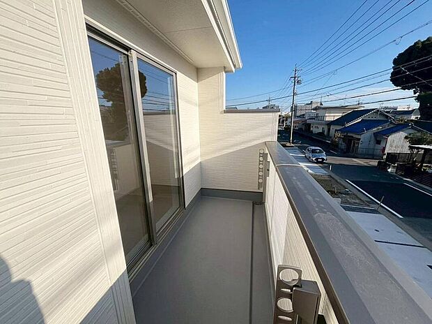 6号棟
広々使いやすいバルコニーです♪
南西向きで日当たりも良く、毎日のお洗濯が楽しくなりそう♪
お洗濯だけでなく、ちょっとしたリラックスできる空間になりそうです☆