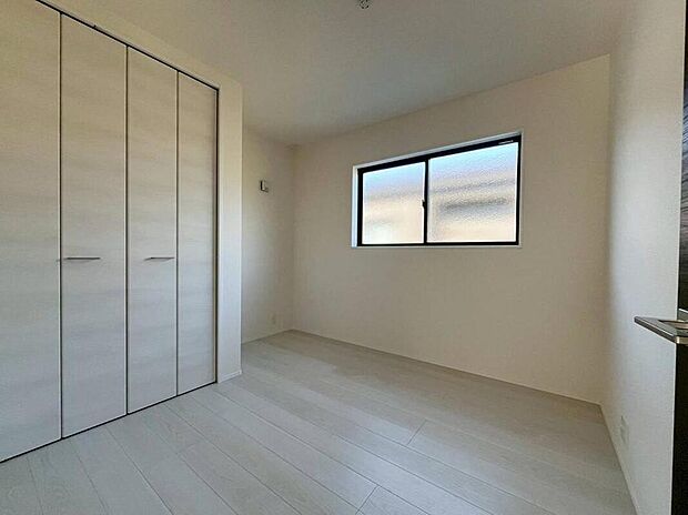 １号棟
晴れの日の日中はいつも明るい室内に。　　　
窓を開放すれば、気持ちの良い風が入り込んできます。