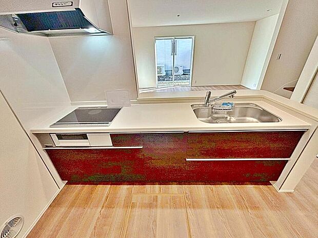 ２号棟
収納力豊富なシステムキッチン。
大型スライド収納付きで、すっきり片付けやすいキッチンです。
床下収納もついています♪