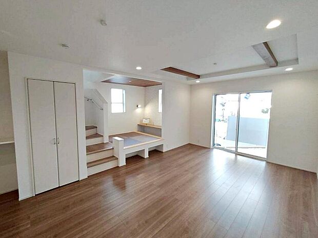 陽光ふりそそぐ明るい１９．７５帖のリビング。
対面式キッチンは、家事をしながら家族の様子が一目でわかる安心＆便利設備♪