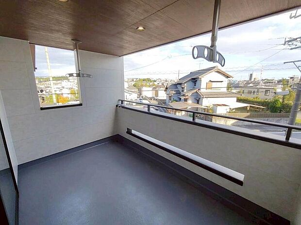 雨の日も洗濯物が濡れる心配のないインナーバルコニー仕様♪
お洗濯だけでなく、ちょっとしたリラックスできる空間にもなりそうです☆