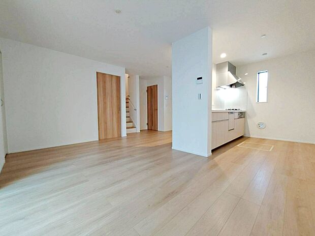 ２号棟
広々とした約１６．１帖のリビング♪
南東向きで日当たり良好です♪
ぜひ現地をお確かめください♪