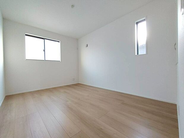 ２号棟
全居室に２面採光を施した為、晴れの日の日中はいつも明るい室内に。　　　
窓を開放すれば、気持ちの良い風が入り込んできます。
収納スペースも完備♪