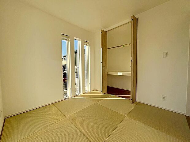 リビングに隣接したホッと一息着ける4.5帖の和室♪
ご年配の方の居室や客間としても大活躍です♪
収納スペースも充実しています♪