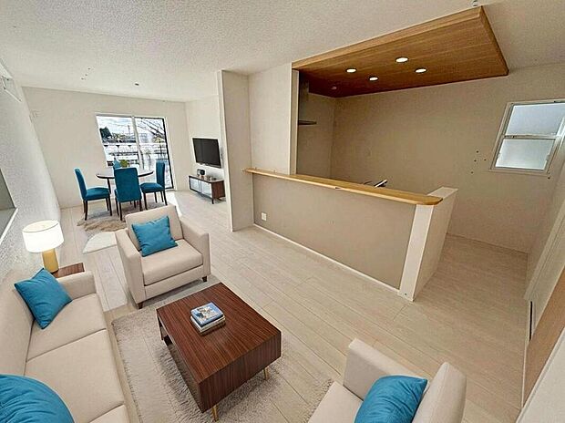 １号棟
陽光ふりそそぐ明るい１８帖のリビング。
対面式キッチンは、家事をしながら家族の様子が一目でわかる安心＆便利設備♪
※家具をCGで加工しています。家具付き販売ではございません。