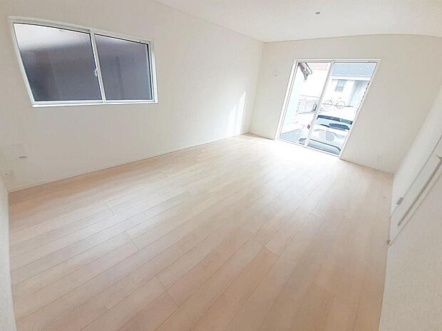 南向き、広々とした１７帖のリビング！
ドアで仕切られているため冷暖房効率◎です♪
お問い合わせはお気軽に☆