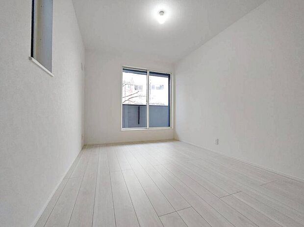 ４号棟
大きな窓から入る通風・採光で、心地よい光と風があふれています。
新築戸建でなければ体感できないひとときをご体感頂ける筈です。