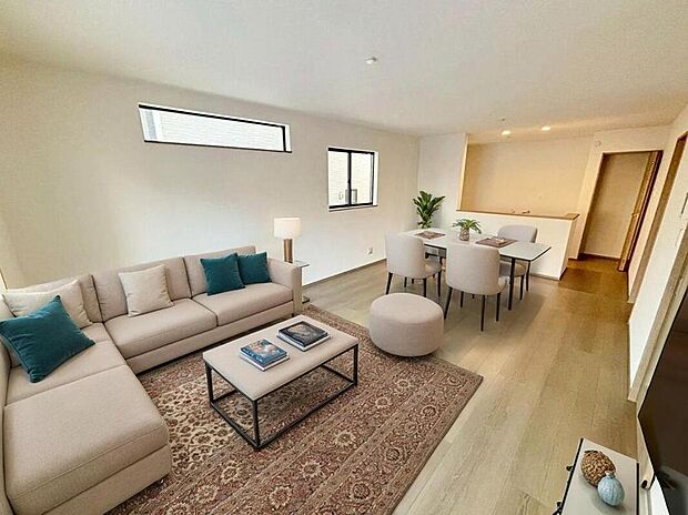 A号棟
明るい雰囲気が心地いい約１７．６２帖のリビング♪　
採光良好です！　
家族団らんの時間も増えそうなくつろぎの場所になりそう♪
※家具をCGで加工しています。家具付き販売ではございません。