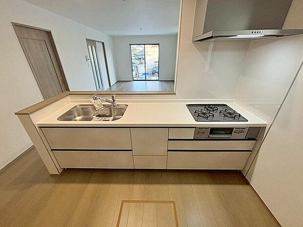 A号棟
収納力豊富なシステムキッチン。
大型スライド収納付きで、すっきり片付けやすいキッチンです。
床下収納もついています♪