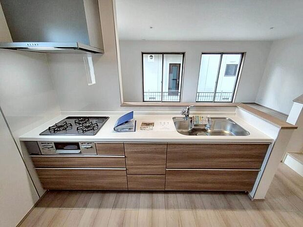 B号棟
収納力豊富なシステムキッチン。
大型スライド収納付きで、すっきり片付けやすいキッチンです。
床下収納もついています♪