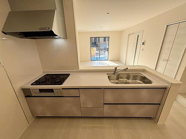 ３号棟
収納力豊富なシステムキッチン。
大型スライド収納付きで、すっきり片付けやすいキッチンです。
床下収納もついています♪