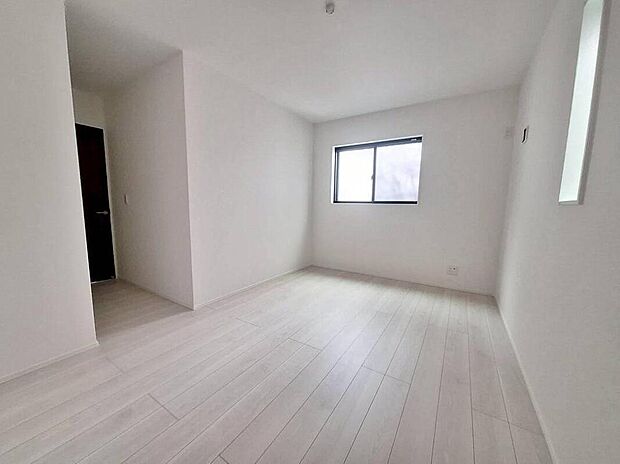 1号棟
全居室に2面採光を施した為、晴れの日の日中はいつも明るい室内に。
窓を開放すれば、気持ちの良い風が入り込んできます。
収納スペースも完備♪