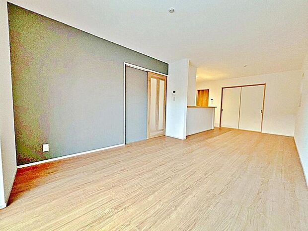 ４号棟
陽光ふりそそぐ明るい１７．７帖のリビング。
対面式キッチンは、家事をしながら家族の様子が一目でわかる安心＆便利設備♪