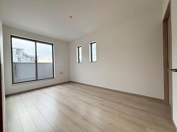 バルコニーに直接アクセスできる居室です！
室内の空気を効率よく入れ替えることができ、夏場や湿気の多い時期には便利です♪