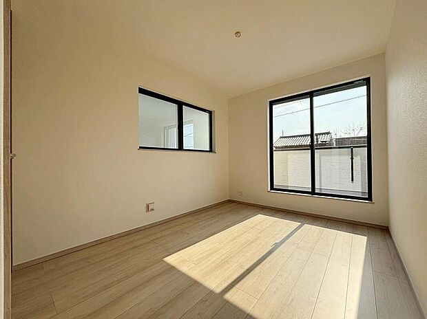 A号棟
バルコニーに直接アクセスできる居室です!
2面採光を施した為、晴れの日の日中はいつも明るい室内に。
室内の空気を効率よく入れ替えることができ、夏場や湿気の多い時期には便利です♪