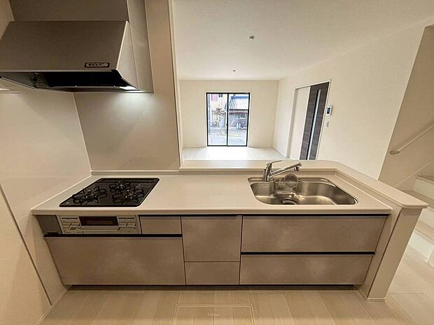 ２号棟
収納力豊富なシステムキッチン。
大型スライド収納付きで、すっきり片付けやすいキッチンです。