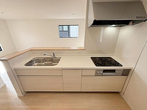 1号棟
収納力豊富なシステムキッチン。
大型スライド収納付きで、すっきり片付けやすいキッチンです。
床下収納もついています♪