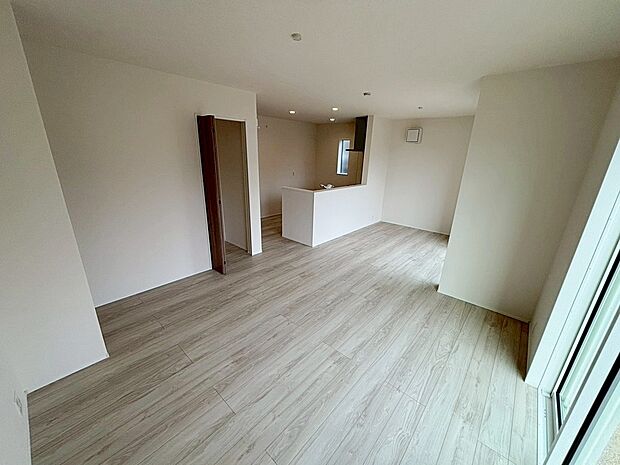 2号棟
陽光ふりそそぐ明るいリビング。
対面式キッチンは、家事をしながら家族の様子が一目でわかる安心&便利設備♪