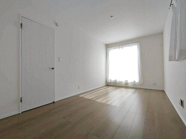 B号棟
バルコニーに直接アクセスできる居室です!
室内の空気を効率よく入れ替えることができ、夏場や湿気の多い時期には便利です♪