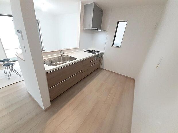 B号棟
収納力豊富なシステムキッチン。
大型スライド収納付きで、すっきり片付けやすいキッチンです。
床下収納もついています♪