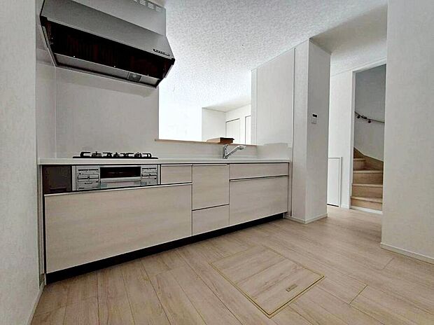 ２号棟
収納力豊富なシステムキッチン。
大型スライド収納付きで、すっきり片付けやすいキッチンです。　　
床下収納もついています♪