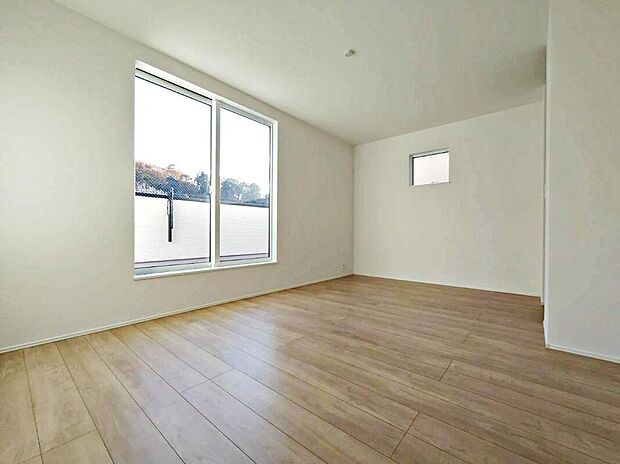 2号棟
全居室に二面採光を施した為、晴れの日の日中はいつも明るい室内に。
窓を開放すれば気持ちの良い風が入り込んできます。