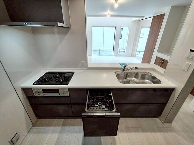 3号棟
収納力豊富なシステムキッチン。
大型スライド収納付きで、すっきり片付けやすいキッチンです。
床下収納もついています♪