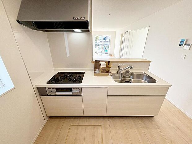 収納力豊富なシステムキッチン。
大型スライド収納付きで、すっきり片付けやすいキッチンです。
床下収納もついています♪