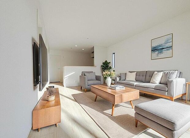 1号棟
明るい雰囲気が心地いい１６帖の広々としたリビング♪
採光良好です！　　
家族団らんの時間も増えそうなくつろぎの場所になりそう♪
※家具をCGで加工しています。家具付き販売ではございません。