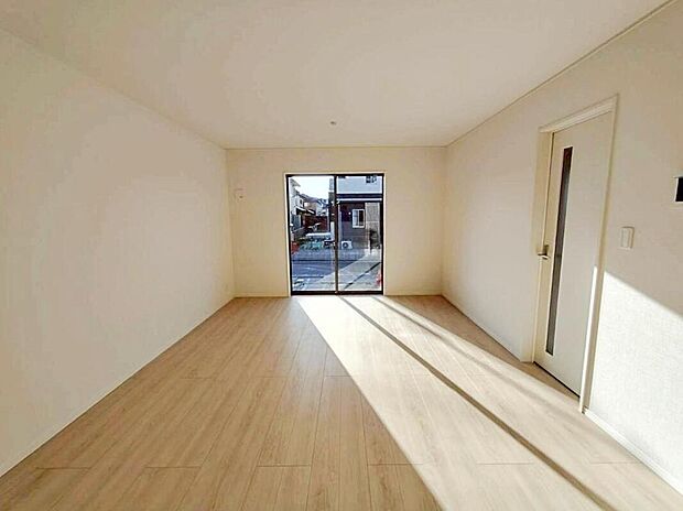 1号棟
陽光ふりそそぐ明るい１６帖のリビング。
対面式キッチンは、家事をしながら家族の様子が一目でわかる安心＆便利設備♪
家族団らんの時間も増えそうなくつろぎの場所になりそう♪