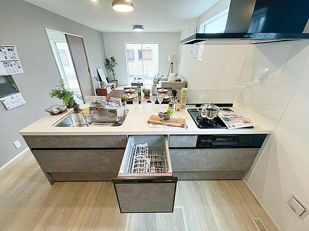 【キッチン】
収納力豊富なシステムキッチン。嬉しいビルトイン食洗機・浄水器付きです。大型スライド収納があり、すっきり片付けやすいキッチンです♪※家具はイメージです。