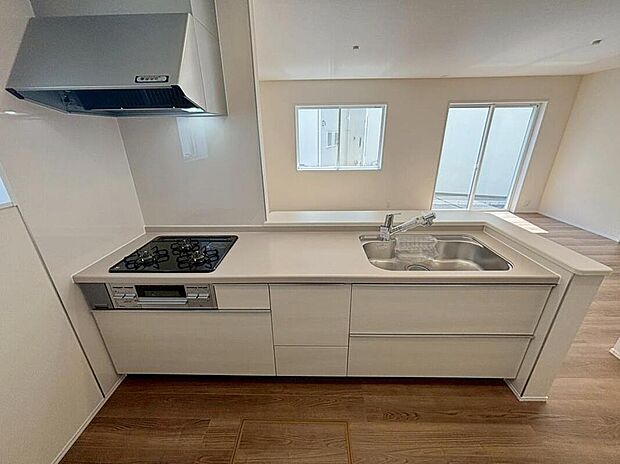 3号棟
収納力豊富なシステムキッチン。
大型スライド収納付きで、すっきり片付けやすいキッチンです。
床下収納もついています♪