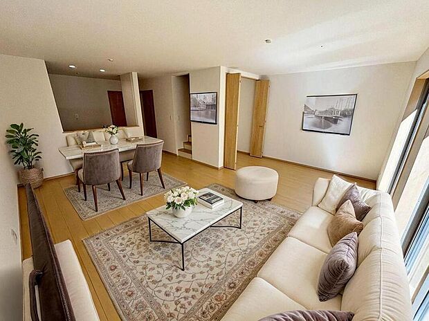 B号棟
明るい雰囲気が心地いいリビング♪　
採光良好です！
家族団らんの時間も増えそうなくつろぎの場所になりそう♪
※家具をCGで加工しています。家具付き販売ではございません。