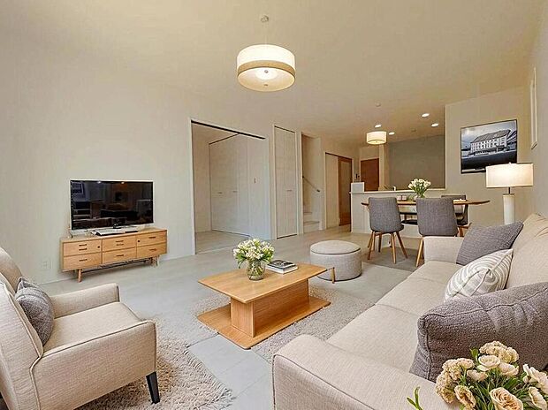 １号棟
陽光差し込む１７帖の広々リビング♪
階段横に収納スペースございます♪
家族間のコミュニケーションが取りやすい対面式キッチン仕様です☆
※家具をCGで加工しています。家具付き販売ではございません