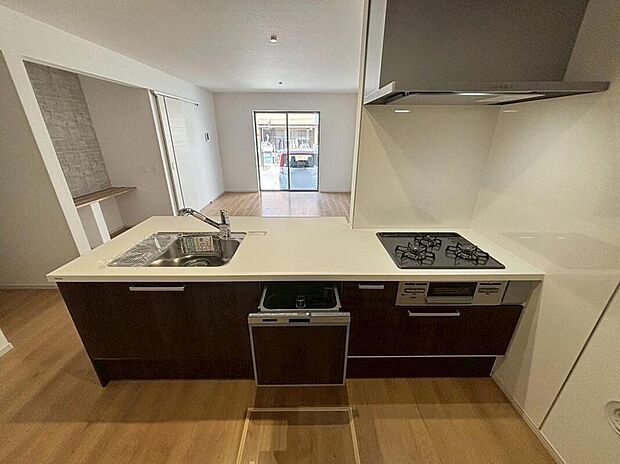 収納力豊富なシステムキッチン。
上部はオシャレな折下天井仕様です♪
毎日の洗い物がラクになる便利な食洗機付きです♪
時間を短縮して、家事の時間も確保できます。