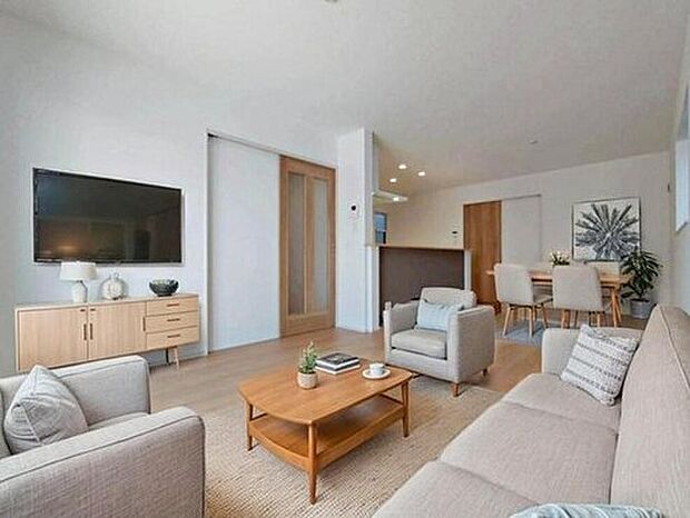 2号棟
陽光ふりそそぐ明るい17.1帖のリビング。
対面式キッチンは、家事をしながら家族の様子が一目でわかる安心&便利設備♪
※家具をCGで加工しています。家具付き販売ではございません。