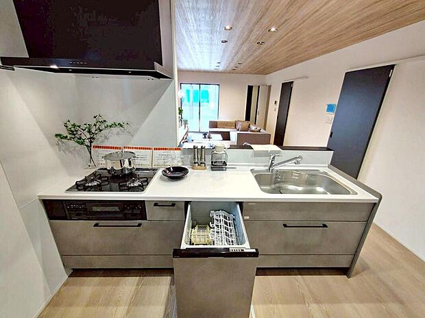 １号地
収納力豊富なシステムキッチン。
大型スライド収納付きで、すっきり片付けやすいキッチンです。
床下収納もついています♪