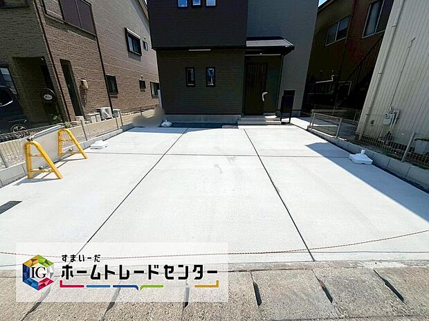 駐車スペース
並列３台駐車可能なスペースを確保しました☆
来客時やセカンドカー用にされてもいいですね♪
交通量が少なく、ゆとりをもって駐車できます。
駐車が必要ないスペースは他の用途多数！