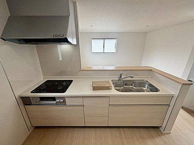 １号棟
収納力豊富なシステムキッチン。
大型スライド収納付きで、すっきり片付けやすいキッチンです。
床下収納もついています♪