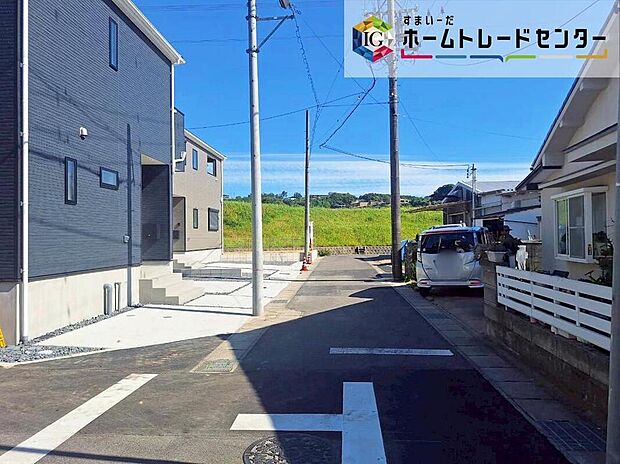 前面は、西側約４ｍ・北側約４ｍの道路です。
静かな環境の中、ゆとりをもって落ち着いて駐車が行える環境になっています。
しっかり舗装されている道路なので、ベビーカー等で通っても安心ですね♪
