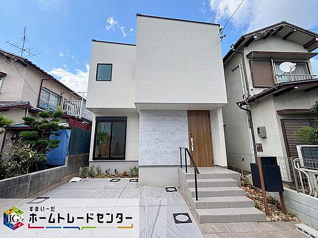 名古屋市北区六が池町2期 限定1棟
堂々完成しました☆ご案内可能です♪
並列2台駐車可能♪(車種による)
お問い合わせはお気軽に、ホームトレードセンター株式会社まで!