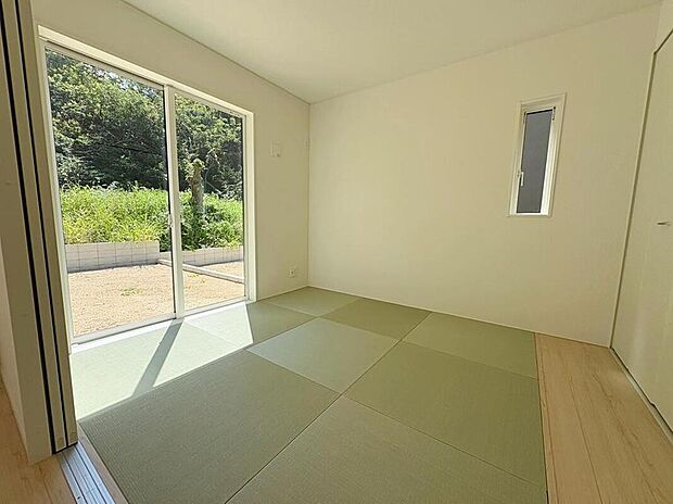 2号棟
リビング横にある5.2帖の洋風和室♪
ご年配の方の居室や客間としても大活躍です♪
収納スペースも充実!
窓を開放すれば気持ちの良い風が入り込んできます。
新鮮な空気の中で生活できます。