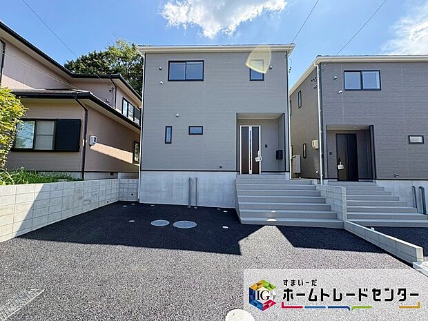 新築ならではの美しい外観が魅力の住まい。
すっきりとしたデザインで、長く愛着を持って暮らせそうですね。