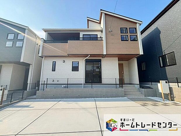 春日井市岩成台5丁目 全3棟(写真2号棟)
2026年8月下旬完成☆
並列4台駐車可能、南東角地で日当たり良好♪
お問い合わせはお気軽に、ホームトレードセンター株式会社まで!