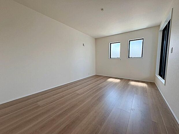 4号棟
二階全居室に二面採光を施した為、晴れの日の日中はいつも明るい室内に。
窓を開放すれば、気持ちの良い風が入り込んできます。